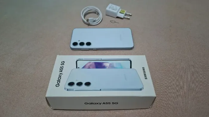 Vendo Celular semi novo da Samsung A55 5g 256GB na cor azul claro, completo