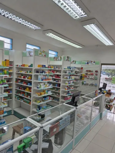 Vendo Farmacia funcionando dentro de um hospital