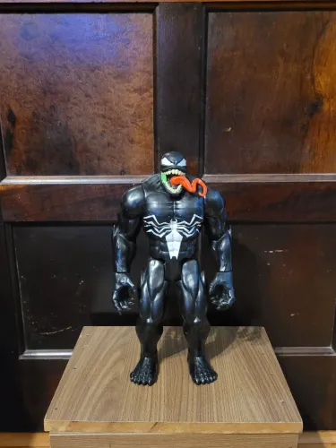 Vendo boneco Venom Spider-Man Hasbro 30 cm