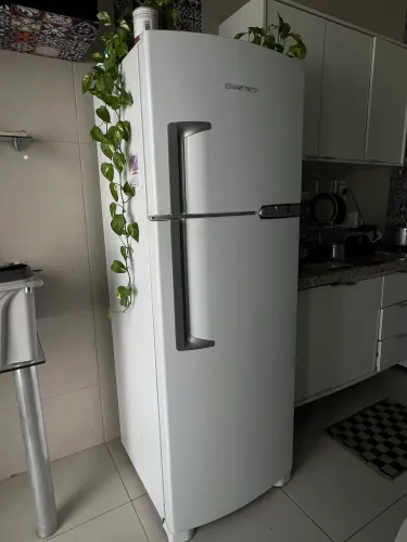 VENDA RÁPIDA! Geladeira +microondas+ cama box