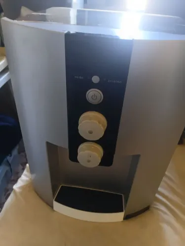 Vende-se esse bebedouro gela muito,de compressor, tem um pequeno vazamento