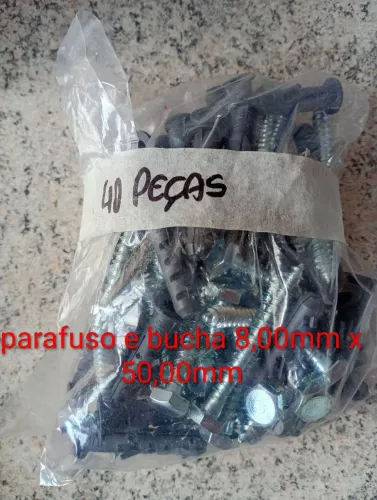 Lote com 40 parafusos, arruelas e buchas.