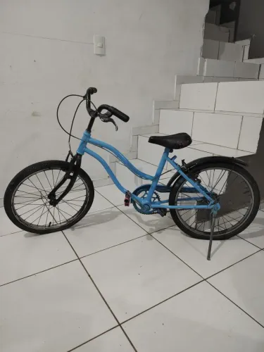 Bicicleta aro 20 , os pneus estão furados, mais o restante funciona perfeitamente