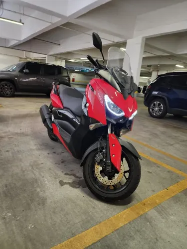 YAMAHA XMAX 250 ABS 2024 Vermelha - 10.300 KM - IMPECÁVEL