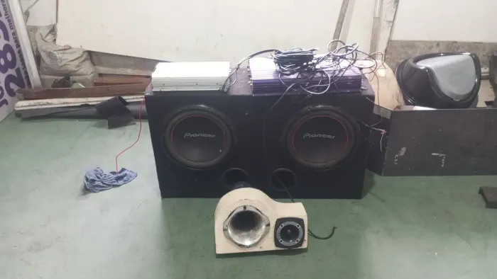 Vendo caixa de som com  2 autofalantes de 12" ..mais 2 módulos