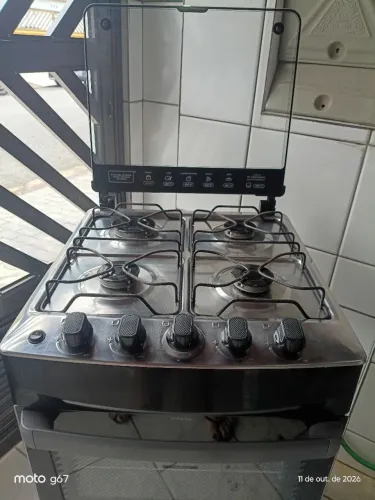 Vendo Fogão bem conservado com 8 meses de uso funcionando tudo certinho Valor 400 Reais