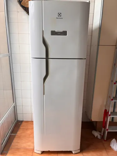 Vendo Geladeira Electrolux Frost Free 371L Função Drink Express Duplex Branca