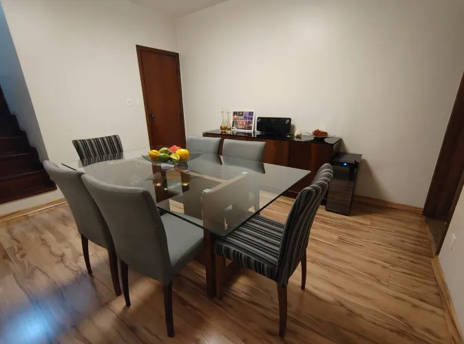 Combo: mesa de jantar tampo vidro, 6 cadeiras e buffet 