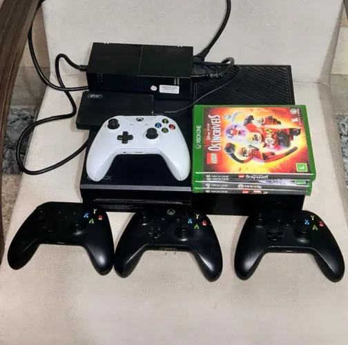 XBOX ONE 500 GB + 4 manetes e 4 jogos