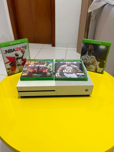 Vendo Xbox one S (sem controle) + 4 jogos