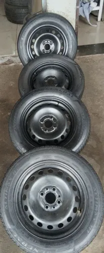 4 rodas aro 14 de ferro originais da Fiat com pneus perfil 175/65, furacão 4/98
