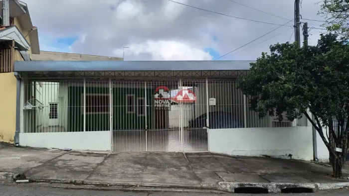 Aluga-se Casa com Edícula