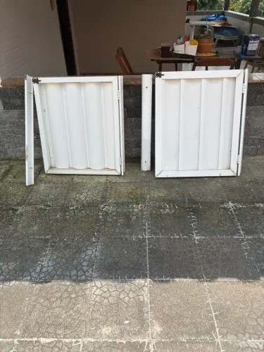 Portão de alumínio branco