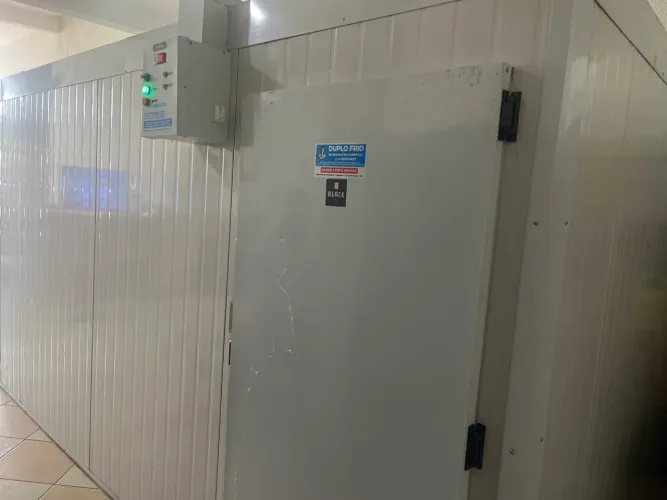 Vendo câmera fria tamanho 3por4 motor 4/5 hp compressor novo