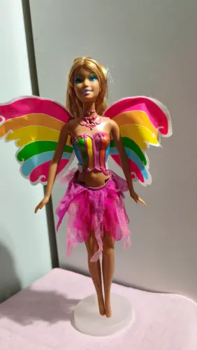 Boneca Barbie e a Magia do arco íris Elina