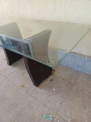 Vende se uma mesa com tampo de vidro para 6 cadeiras a base precisa de repaross