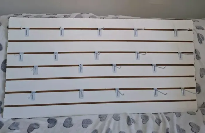 Painel canaletado com 19 ganchos 60x120 Branco mdf canaletado
