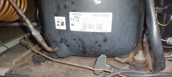  VENDE-SE UMA ILHA PARA CONGELADOS MEDINDO 3X1 METROS  MOTOR NOVO COM 12 MEZES DE USO 