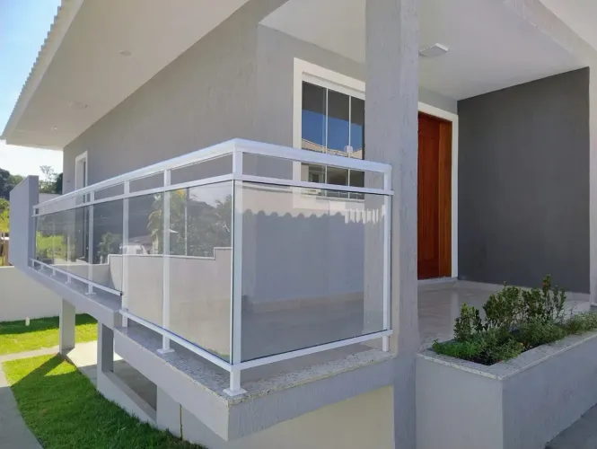 Casa nova construída sob pilotis em Bacaxá