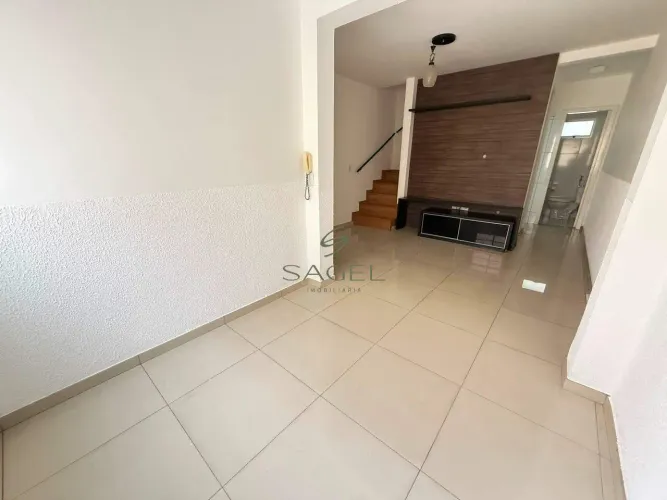 Casa em condomínio com 3 quartos e 1 vaga para alugar no Santa Rosa