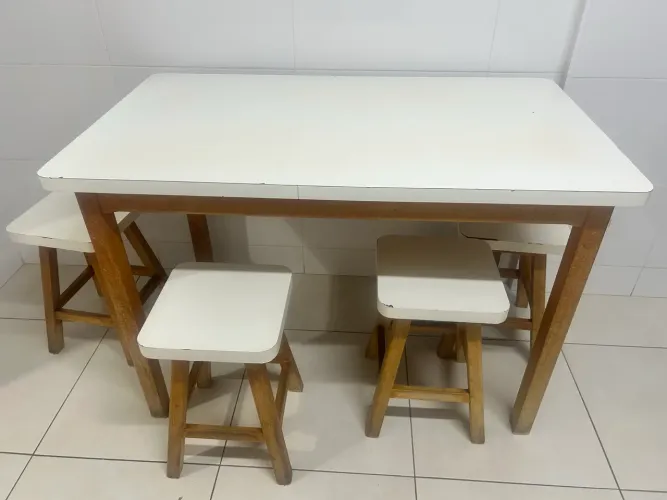 Mesa de madeira de lei com 4 bancos