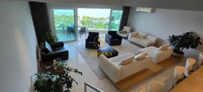 Cobertura mobiliada à venda, com 280 m² privativos, 4 suítes, 4 vagas de garagem, Florianó