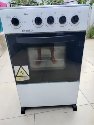 Vendo fogão 4 bocas todas as bocas funcionando o forno funcionando jogão novíssimo