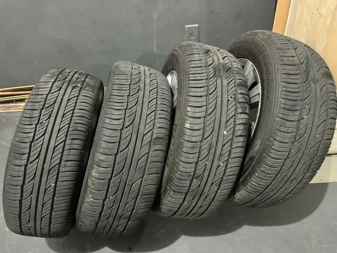 Rodas Virtus ou Polo originais, com pneus.