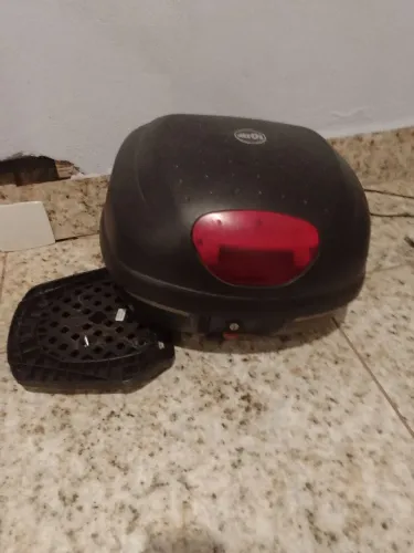 Baú GIVI 45 LTS semi-novo para moto