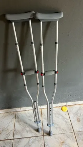 Vendo um par de muleta