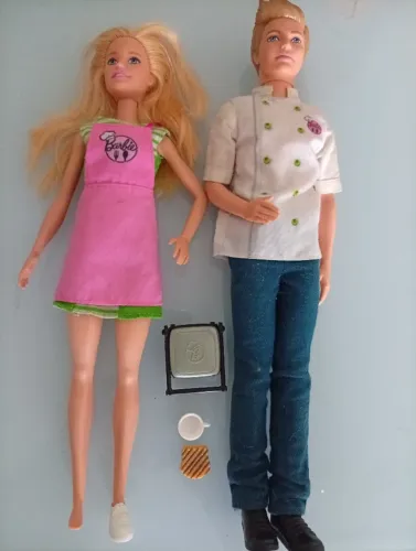 Boneca Barbie e Ken cozinhando e criando