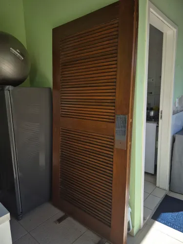 Portas em madeira maciça com venezianas