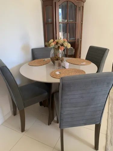 Mesa linda clássica clean moderna com cadeiras estofadas cinza