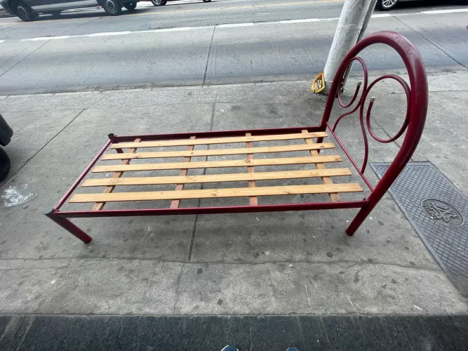 Cama de Ferro Vermelha