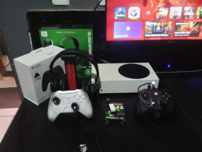 (Anúncio segundario) Xbox séries s , com vários acessórios, incluindo dois controles.
