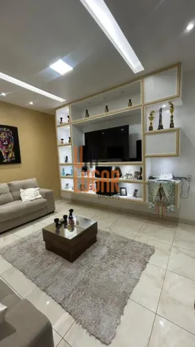 Um Lugar Imóveis Vende casa com três andares no bairro do jurunas