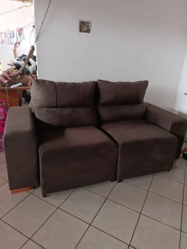 Sofá bem conservado sem marcas de uso marrom novinho