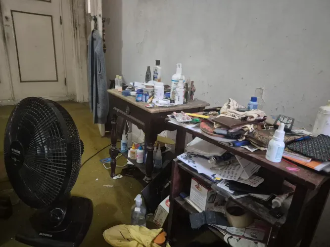 2Mesas de cabeceira de cama sendo uma com pedra mármore branco e a outra com rodas nos pes