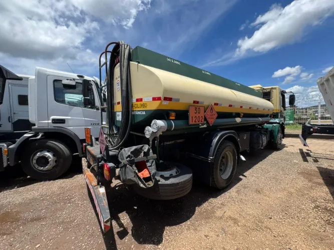VENDE-SE TANQUE DE COMBUSTÍVEL DE 10.000 LT CAMINHÃO TOCO EXTRA