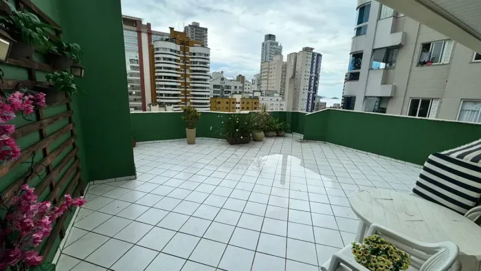 cobertura meia praia 250 metros do mar