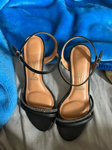 Sandália/ Sapato de Salto Preto com Brilho Vizzano