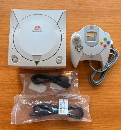 Dreamcast Revisado com GDEMU, mod. Bateria, controle, cabos e jogos - VMU brinde
