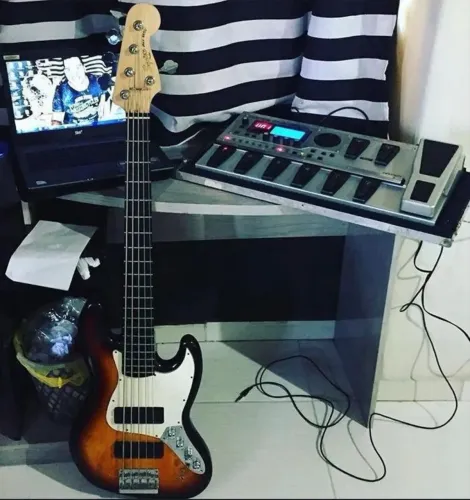 Contra Baixo Squier Deluxe V 
