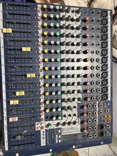 Mesa de som - Soundcraft EFX 12