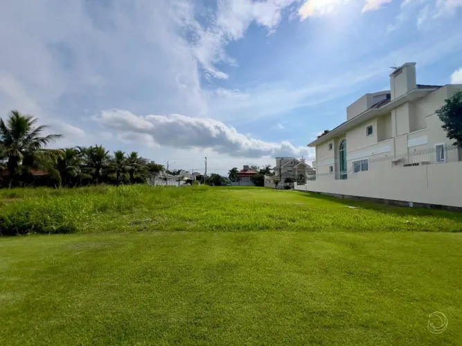Terreno com 450m²próximo do mar em Jurerê