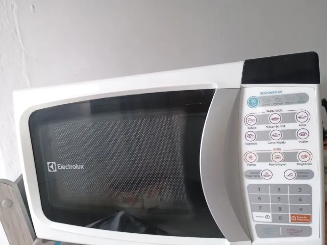 Microondas Electrolux 21 litros voltagem 220, funcionando normal.