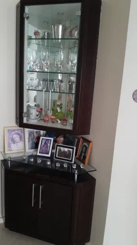 Cristaleira de canto, triangular, com armário.