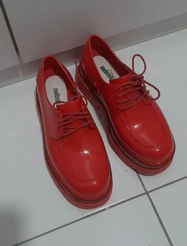 tênis melissa shifter. nunca utilizado, novo! numeração 35. cor vermelho.