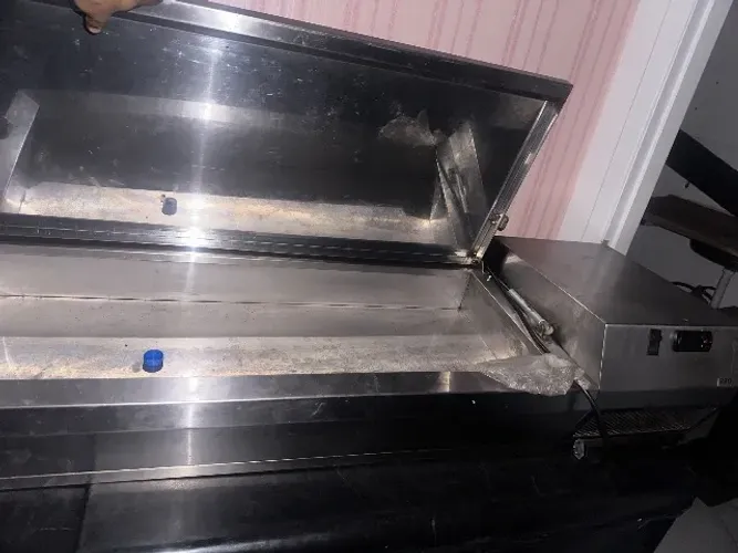 Mesa ou Balcão Refrigerado (Saladette): Uma estação de trabalho refrigerada que permite o