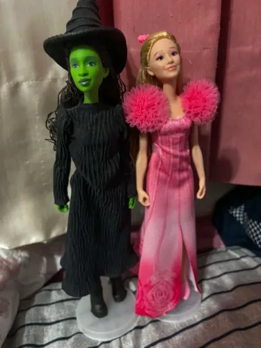 Bonecas Wicked Glinda e Elphaba cantam "Popular" e "Defying Gravity"